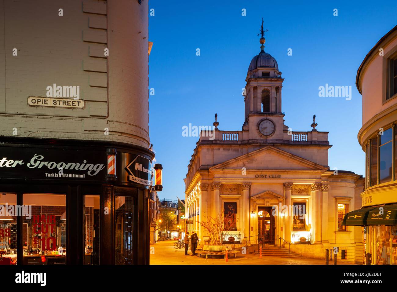 Club accogliente nel centro città di Norwich all'alba. Foto Stock