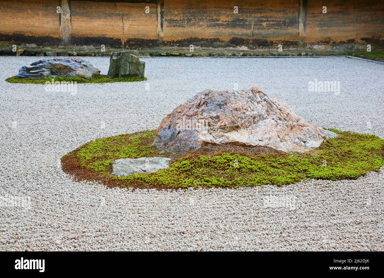 La vista di gruppi separati di massi circondati dalle onde di ghiaia bianca nel famoso giardino di pietra Zen del tempio Ryoan-ji. Kyoto. Giappone Foto Stock