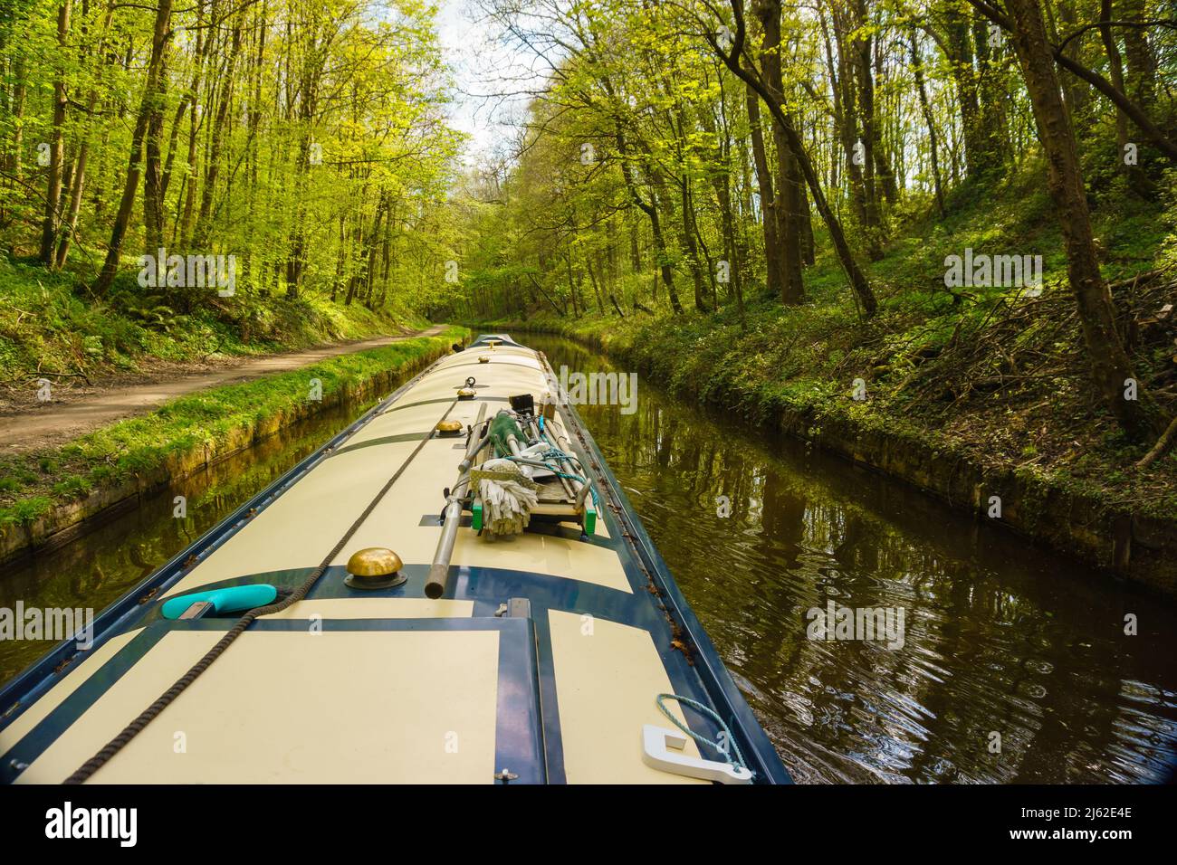 A bordo di un battello a remi sul canale Llangollen vicino a Chirk North Wales, una vacanza idilliaca e uno stile di vita alternativo sulla rete delle vie navigabili Foto Stock