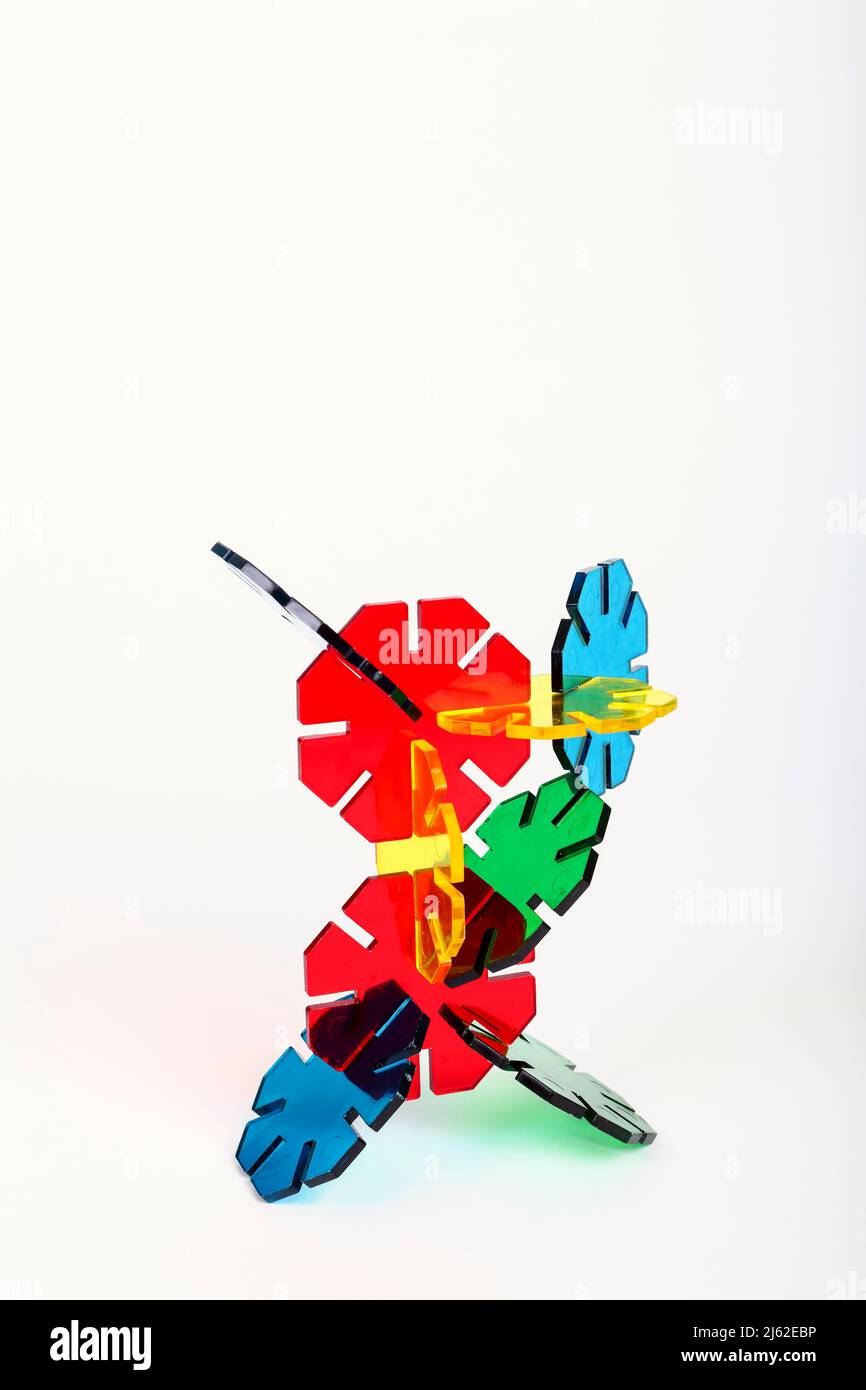Old Galt Toys Octons giocattolo da costruzione dove ottangoli di plastica traslucenti colorati sono usati per fare una forma creativa astratta Foto Stock Old Galt Toys Octons giocattolo da costruzione dove ottangoli di plastica traslucenti colorati sono usati per fare una forma creativa astratta Foto Stock