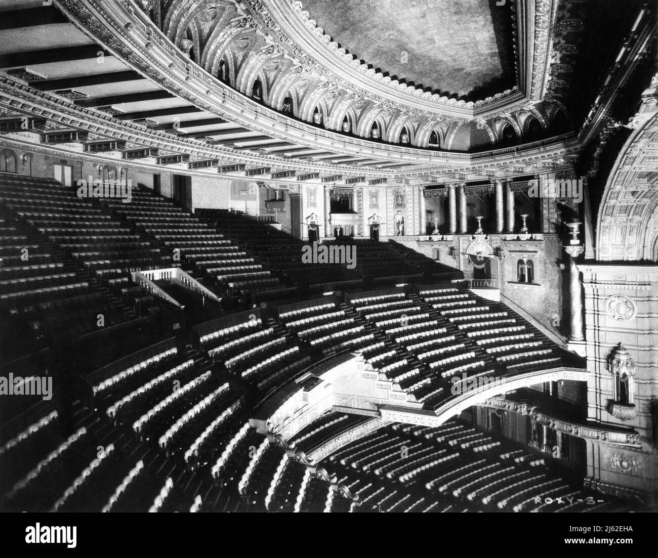 Auditorium del nuovo ROXY THEATRE 5.920 posti a sedere al 153 West 50th Street off Times Square New York City nel 1927 architetto Walter W. Ahlschlager Foto Stock