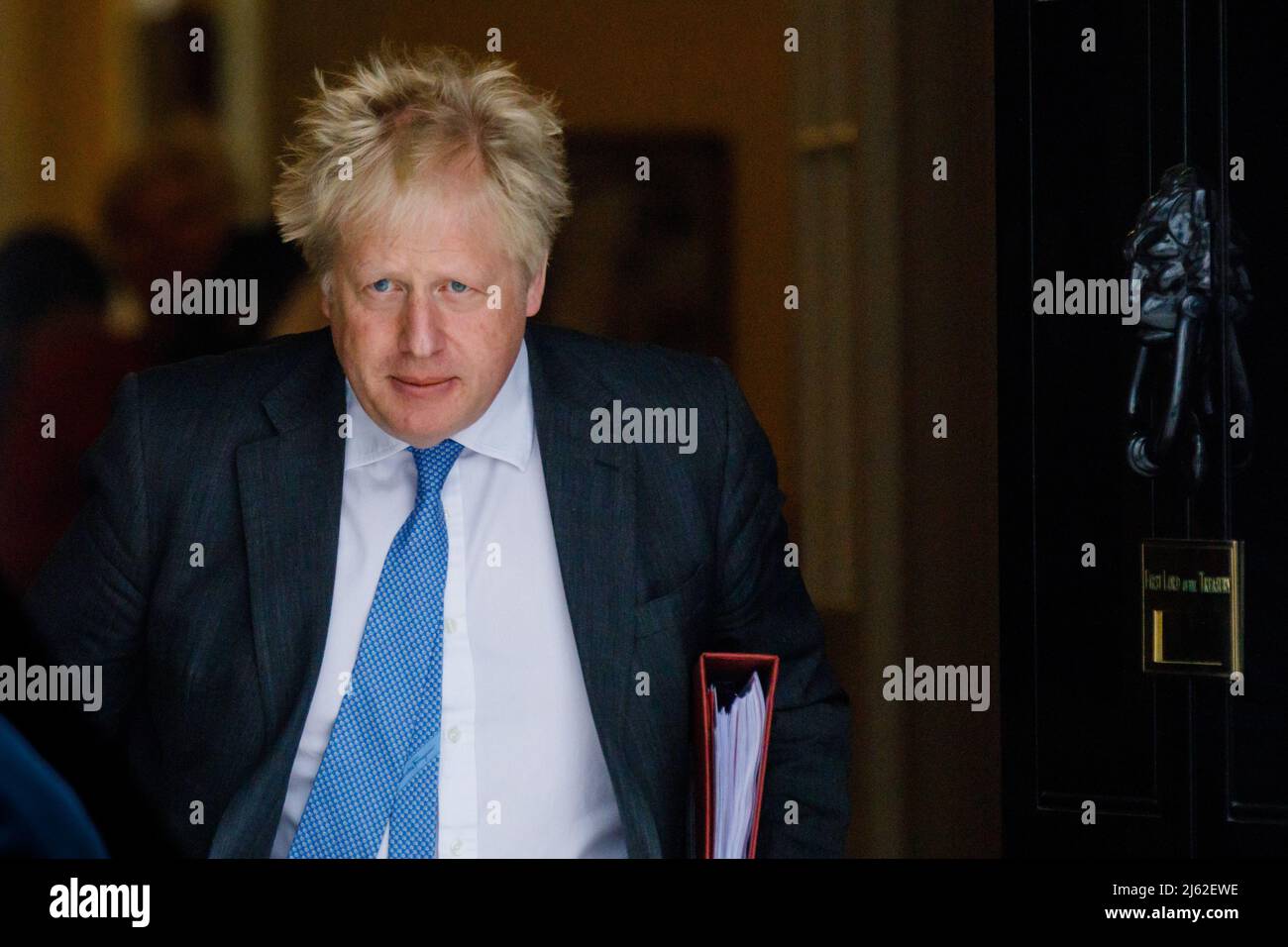 Downing Street, Londra, Regno Unito. 27th aprile 2022.il primo Ministro britannico, Boris Johnson, parte dal numero 10 Downing Street per partecipare alla sessione settimanale delle domande del primo Ministro (PMQ) nella Camera dei Comuni. Amanda Rose/Alamy Live News Foto Stock