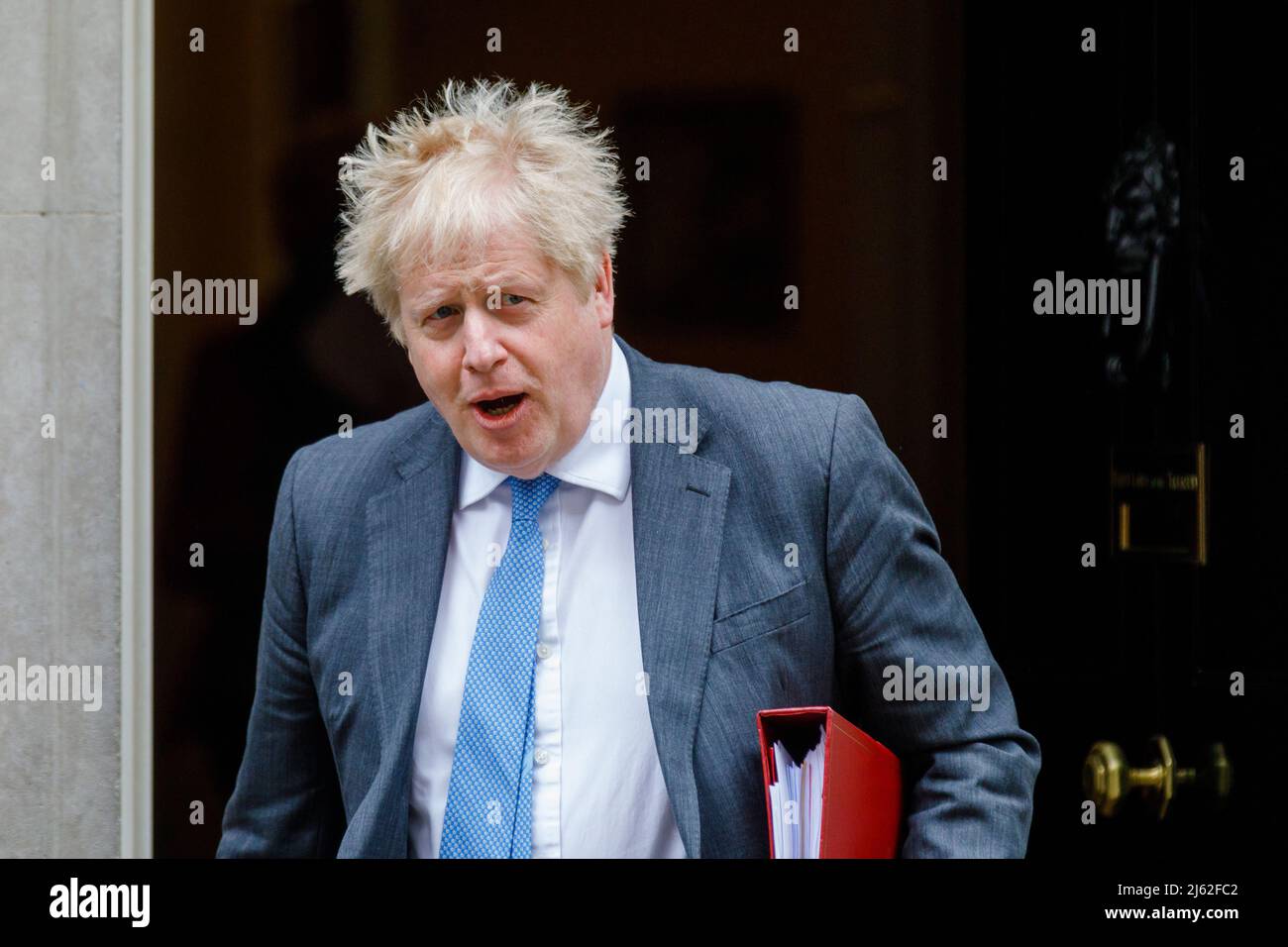 Downing Street, Londra, Regno Unito. 27th aprile 2022.il primo Ministro britannico, Boris Johnson, parte dal numero 10 Downing Street per partecipare alla sessione settimanale delle domande del primo Ministro (PMQ) nella Camera dei Comuni. Amanda Rose/Alamy Live News Foto Stock