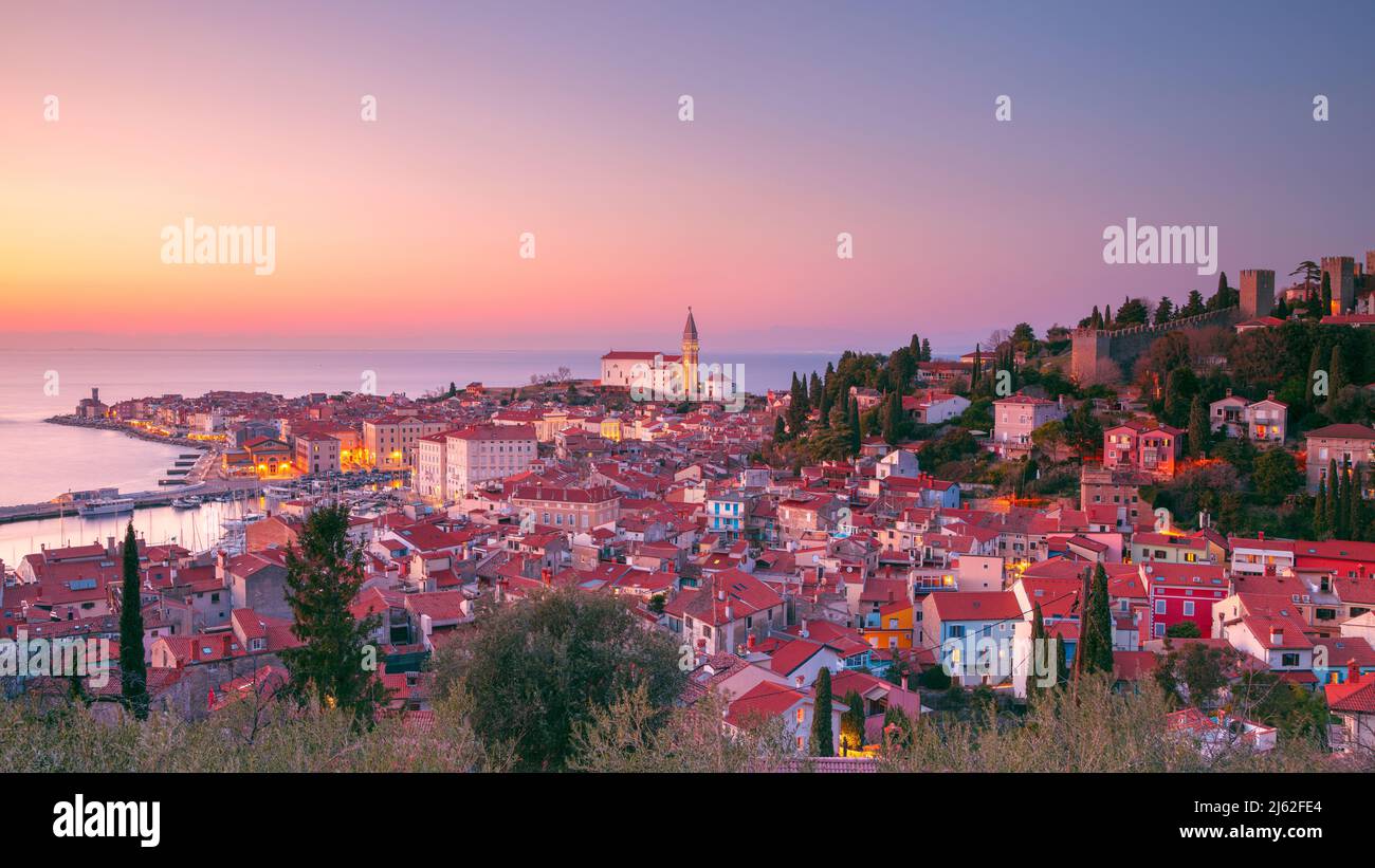 Piran, Slovenia. Immagine panoramica del paesaggio urbano della splendida Pirano, Slovenia al tramonto primaverile. Foto Stock