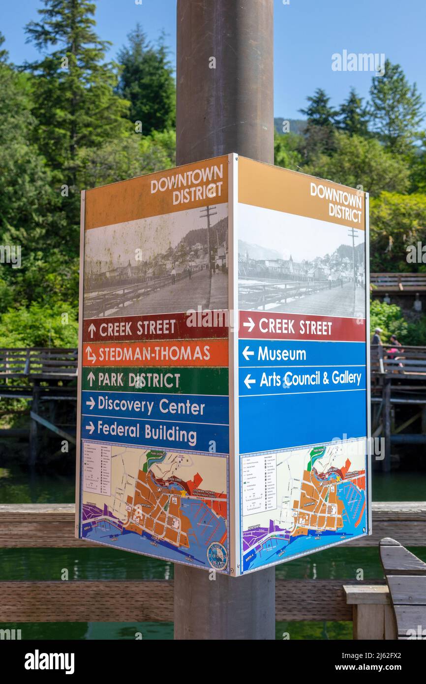 Ketchikan informazioni turistiche Sign Direzioni per le attrazioni turistiche più popolari nella città di Ketchikan Alaska Foto Stock