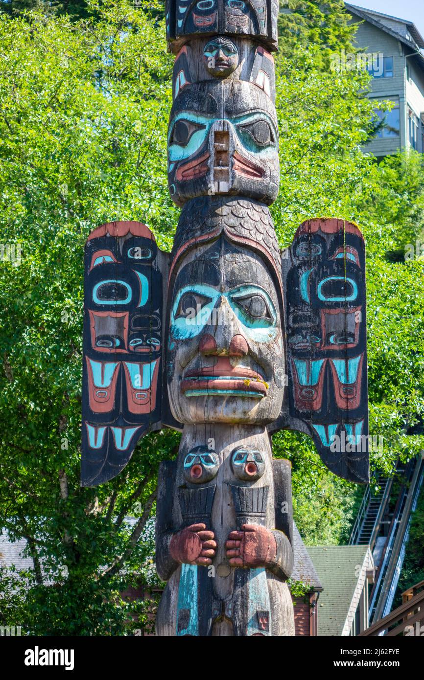 Capo Johnson Totem Pole Replica in Ketchikan Alaska scolpito da un Western Red Cedar Log il Polo Storia la leggenda di Fog Woman e la creazione di SA Foto Stock