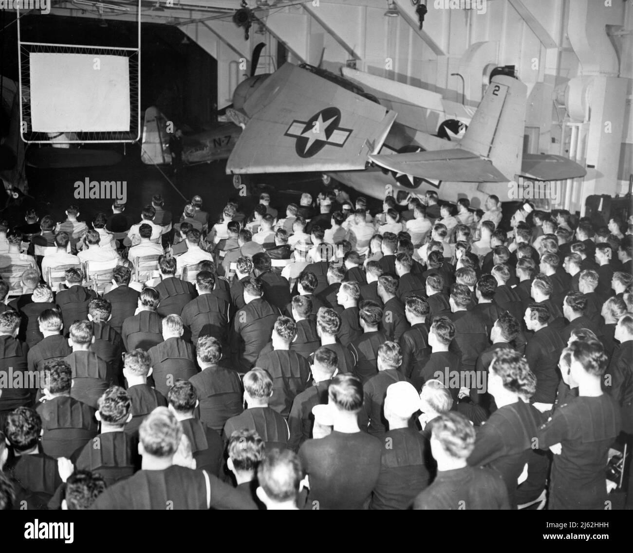 Uno spettacolo cinematografico sul ponte Hangar di una portaerei della Marina degli Stati Uniti alla fine del 1943 durante la Guerra del Pacifico nella seconda Guerra Mondiale Foto Stock