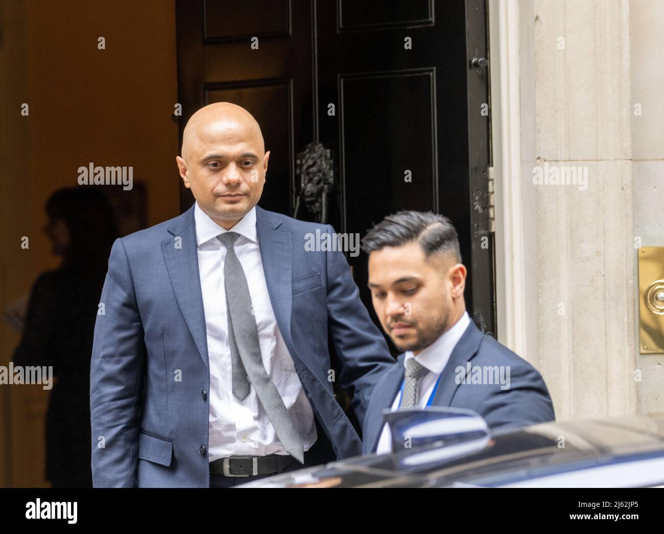 Londra, Regno Unito. 27th Apr 2022. Sajid Javid, Segretario della Salute e il suo stretto ufficiale di protezione, Bodyguard , lascia 10 Downing Street, Londra, Credit: Ian Davidson/Alamy Live News Foto Stock