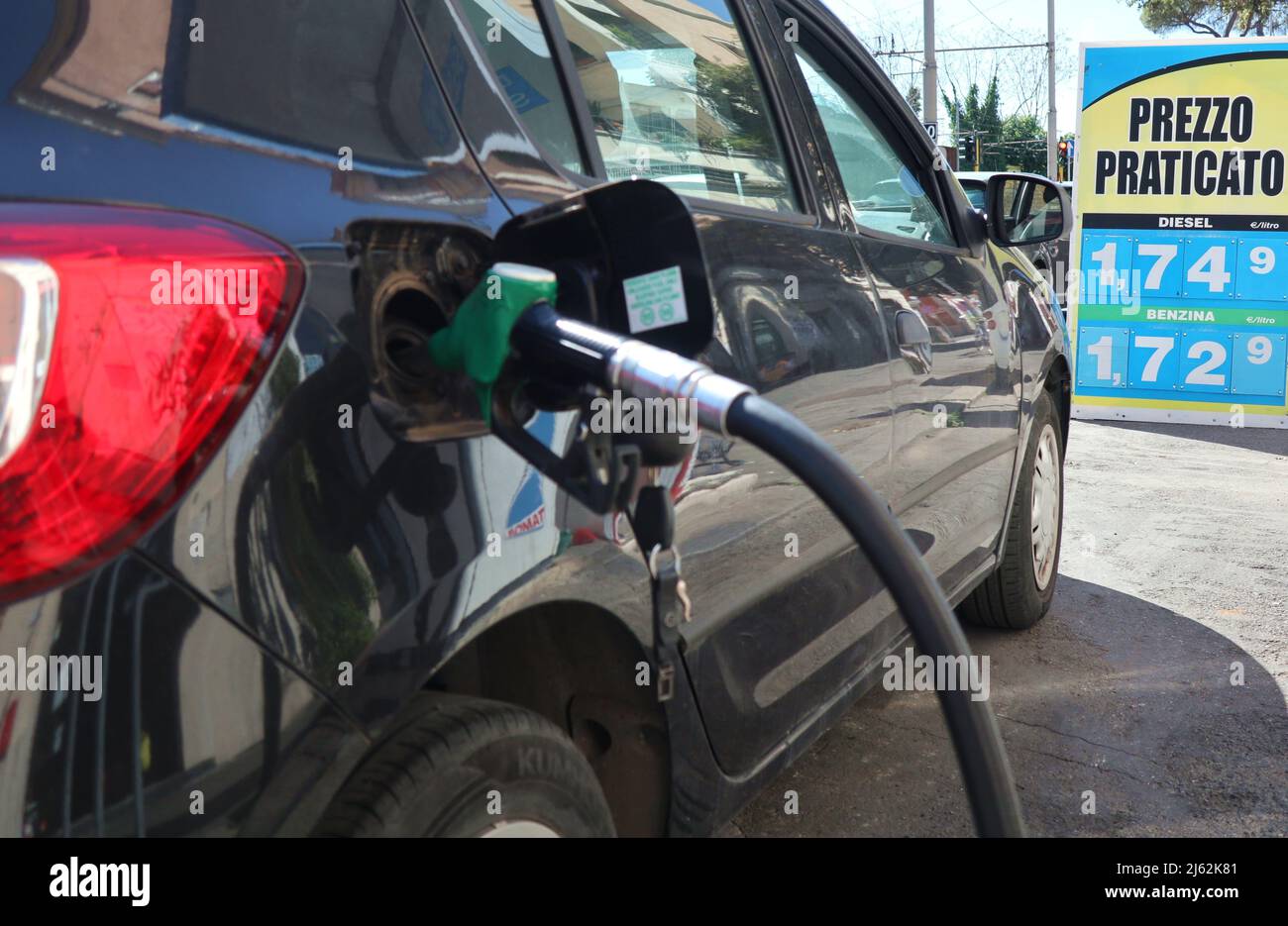 Roma, Italia. 26th Apr 2022. Prezzi visualizzati in un distributore di benzina a Roma, aprile 26 2022. Come riferisce il fuelo.net, i prezzi dei carburanti in Italia sono diminuiti negli ultimi giorni di aprile. I prezzi della benzina e del gas sono saliti alle stelle dall'invasione dell'Ucraina da parte della Russia, in quanto la Russia è uno dei principali produttori ed esportatori di petrolio al mondo. Inoltre, in Italia, l'aliquota IVA del 22% e una tassa extra chiamata 'accisa' influiscono pesantemente sul prezzo del carburante. (Foto di Elisa Gestri/Sipa USA) Credit: Sipa USA/Alamy Live News Foto Stock