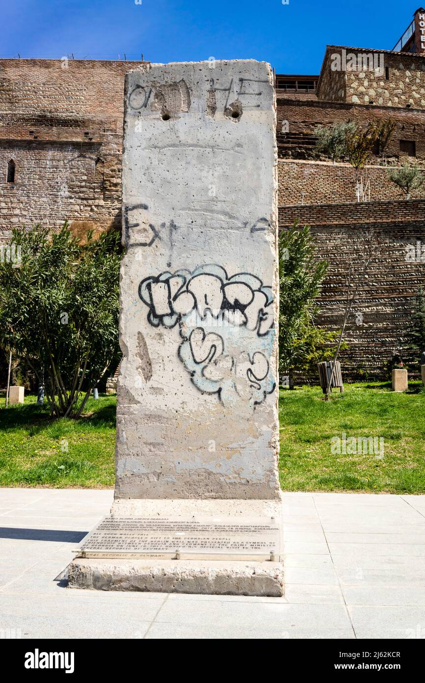 Parte dell'antico Muro di Berlino a Tbilisi/Georgia Foto Stock