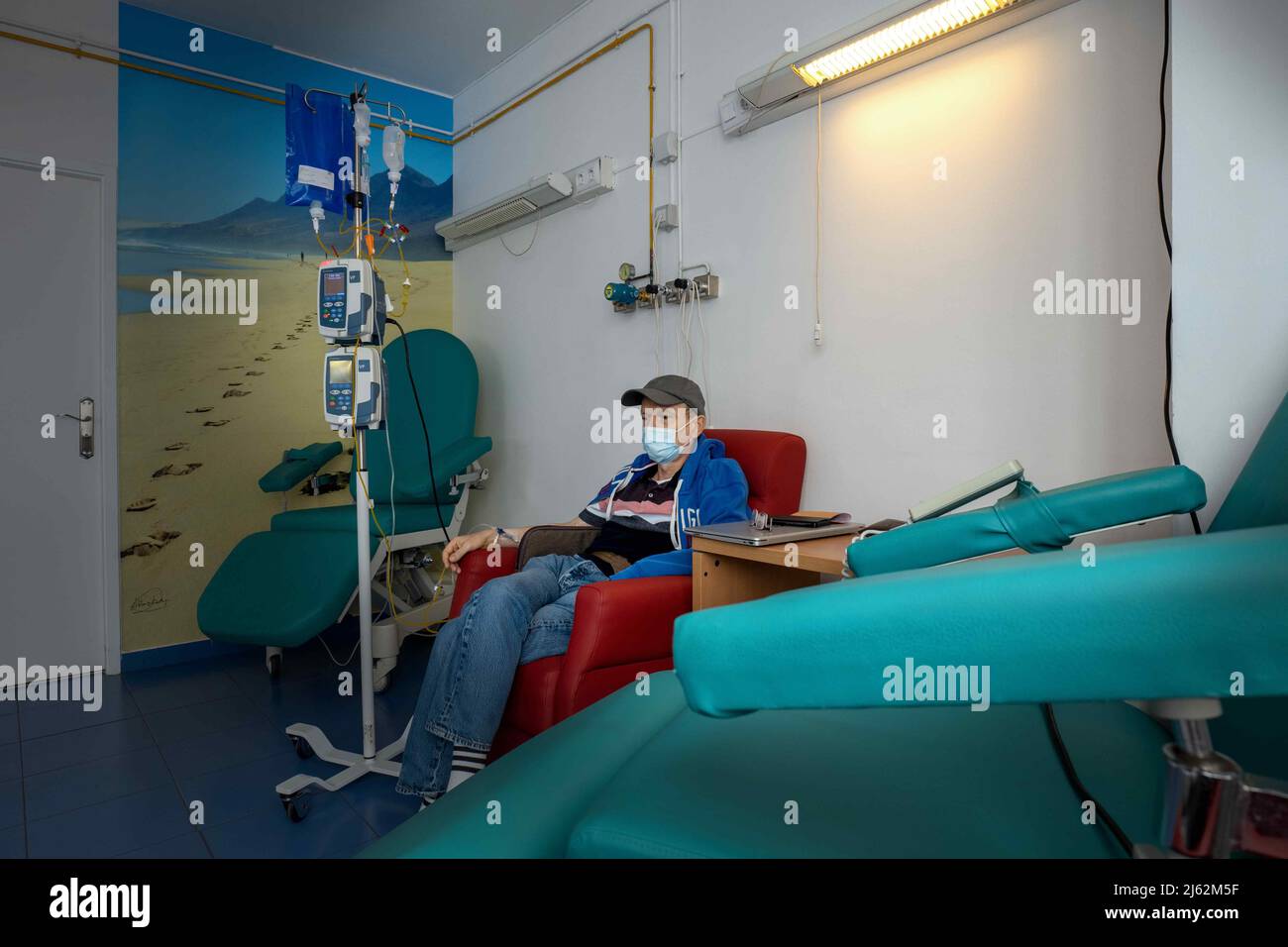 Uomo seduto in camera per chemioterapia, Foto Stock