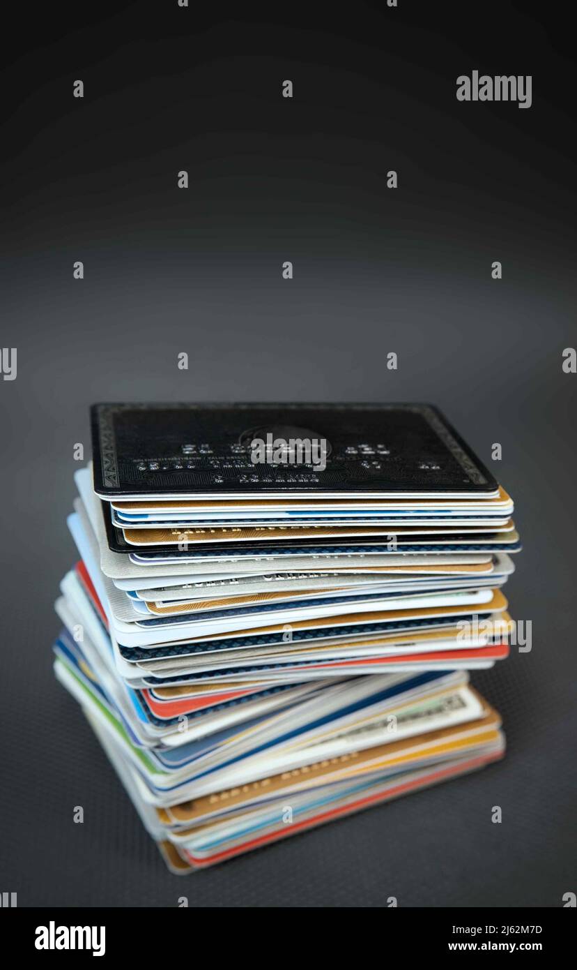 Pila di carte di credito con sfondo scuro. Foto Stock