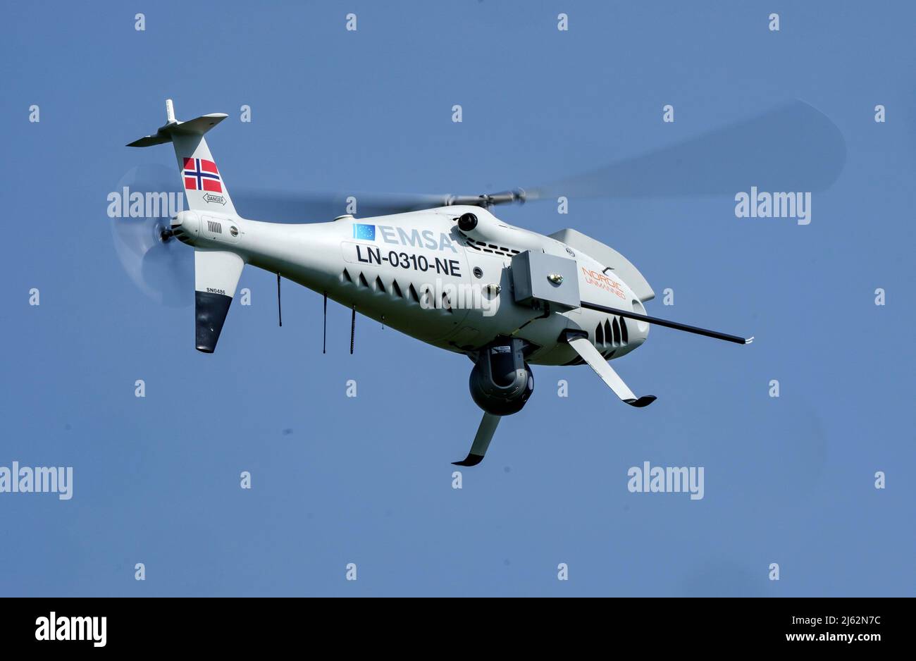 Insel Fehmarn, Germania. 27th Apr 2022. Un drone della società norvegese  "Nordic Unmanned" vola sul sito della stazione radar di Staberhuk. È stata  avviata una campagna per la misurazione del gas di