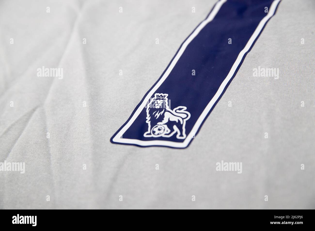 Logo Premier League sulla parte inferiore di una maglietta da calcio Foto Stock