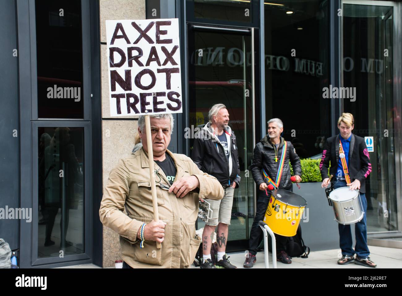 Drax AGM,200 Aldersgate St, Londra, Regno Unito. 27 aprile 2022. Protesta contro Drax "scop burning trees". Il cambiamento climatico rispetto ai combustibili fossili può sfuggire alla vita senza combustibili fossili, così come è la catastrofe della natura. In realtà, abbiamo trascurato, la guerra ha ucciso intenzionalmente più persone, e ha ucciso persone per risorse, che la catastrofe del cambiamento climatico della natura. Il Regno Unito, l’Occidente nel suo insieme, sostiene di essere leader mondiale nella lotta contro il cambiamento climatico. Sono i più grandi cacciatorpediniere dell'umanità e della terra. Credit: Picture Capital/Alamy Live News Foto Stock