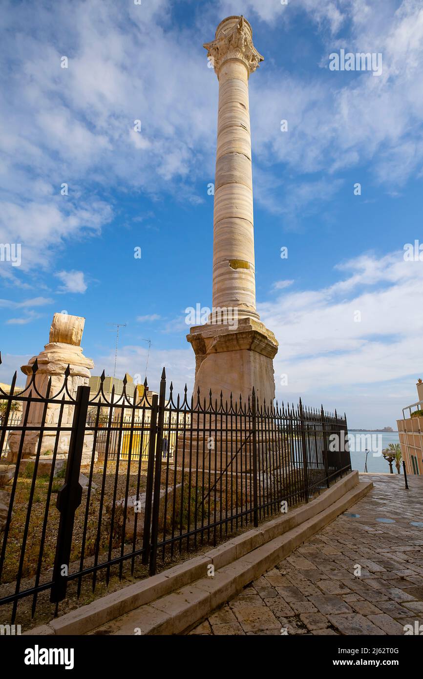 Imponenti colonne romane, un'antica meraviglia architettonica conservata a Brindisi, Puglia, Italia. Rappresenta il punto in cui si trova la via Appia Foto Stock