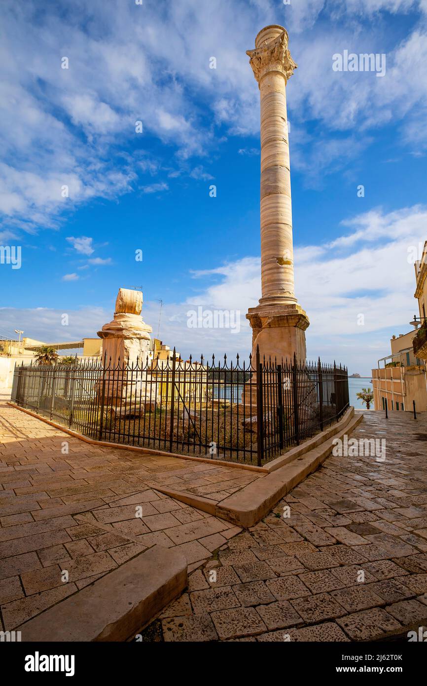 Imponenti colonne romane, un'antica meraviglia architettonica conservata a Brindisi, Puglia, Italia. Rappresenta il punto in cui si trova la via Appia Foto Stock