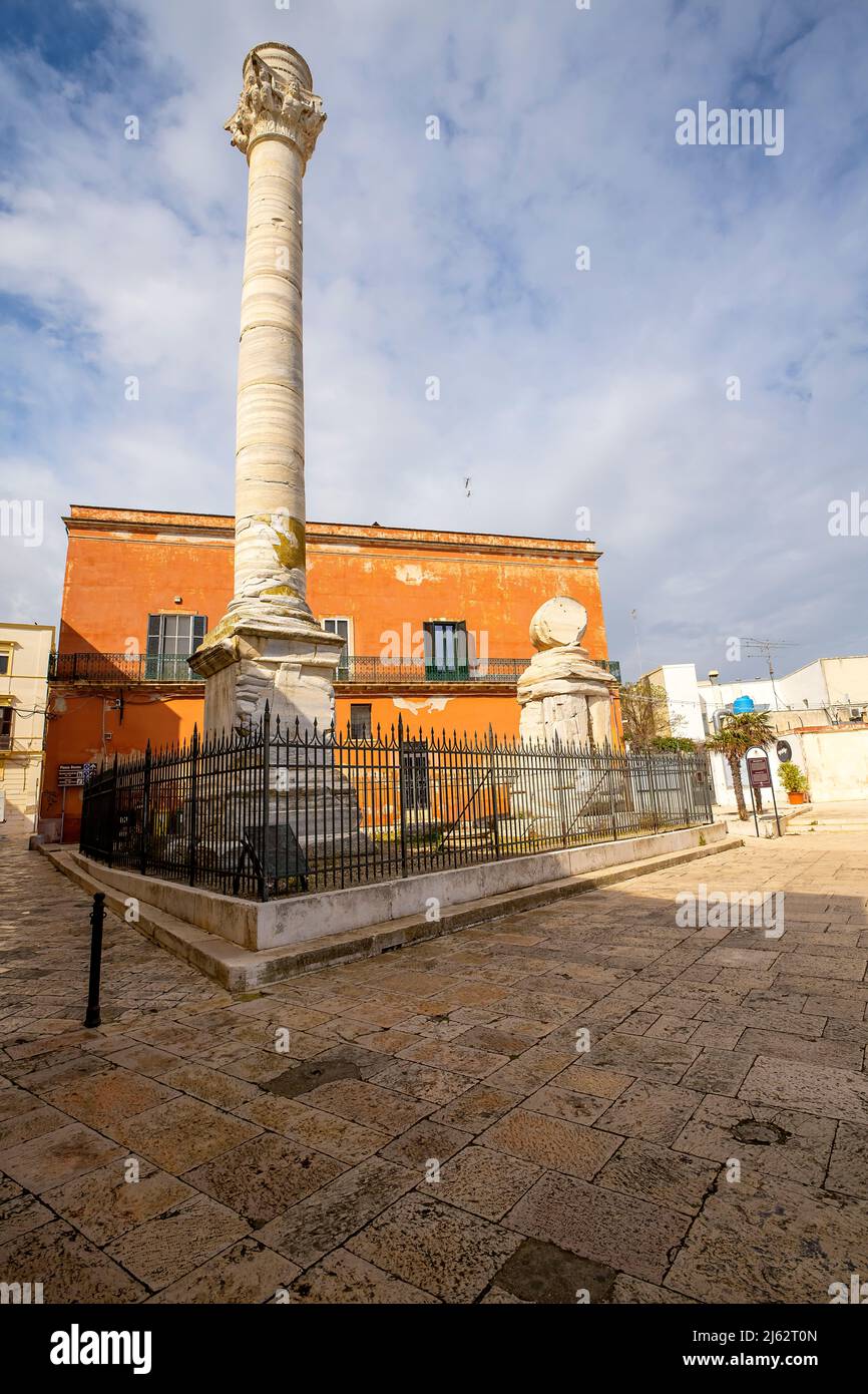 Imponenti colonne romane, un'antica meraviglia architettonica conservata a Brindisi, Puglia, Italia. Rappresenta il punto in cui si trova la via Appia Foto Stock