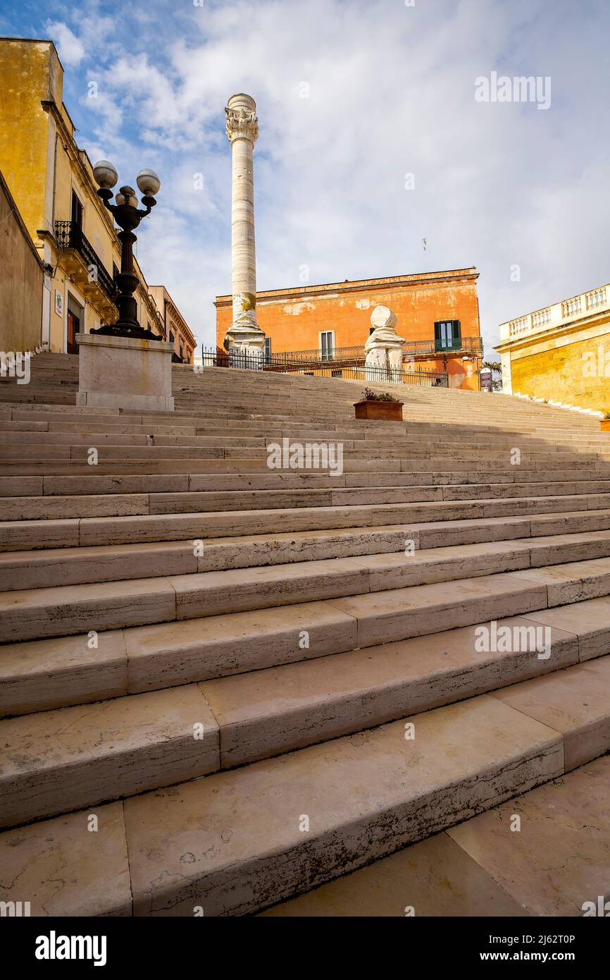Imponenti colonne romane, un'antica meraviglia architettonica conservata a Brindisi, Puglia, Italia. Rappresenta il punto in cui si trova la via Appia Foto Stock