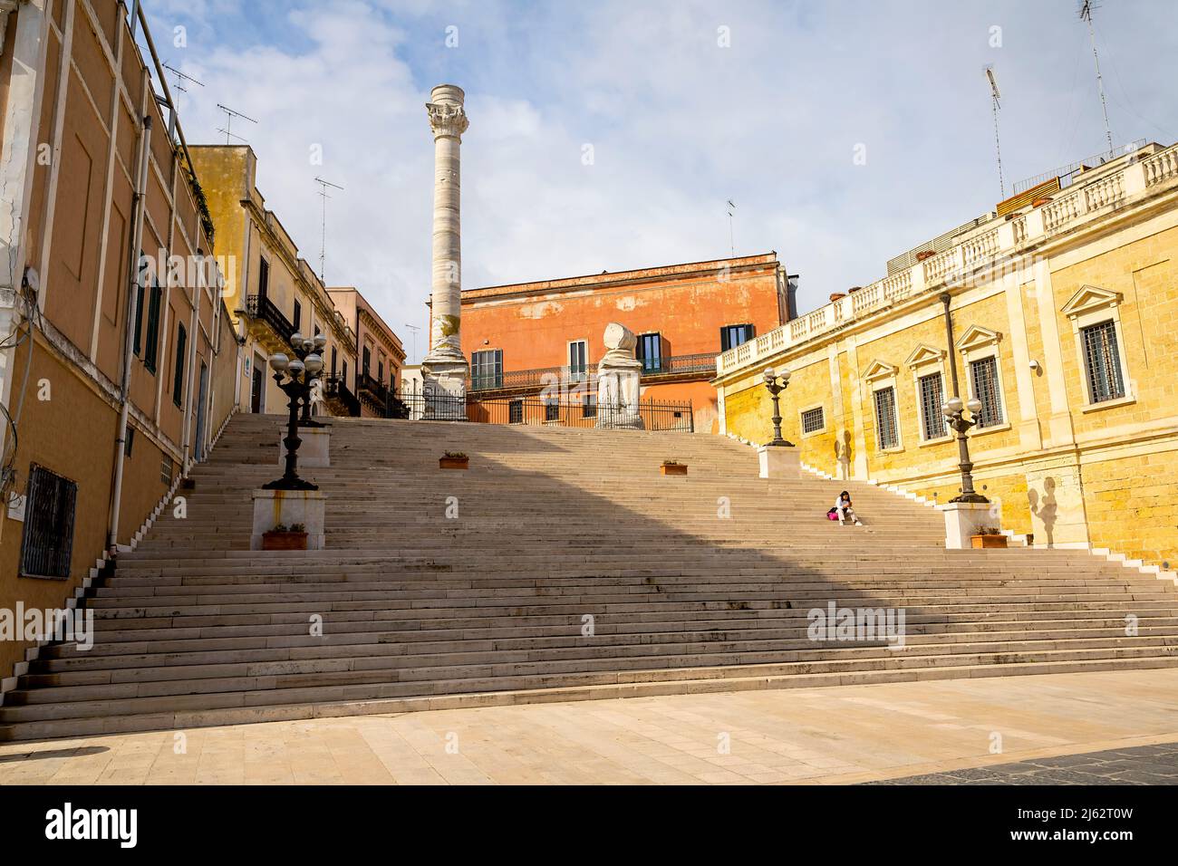 Imponenti colonne romane, un'antica meraviglia architettonica conservata a Brindisi, Puglia, Italia. Rappresenta il punto in cui si trova la via Appia Foto Stock