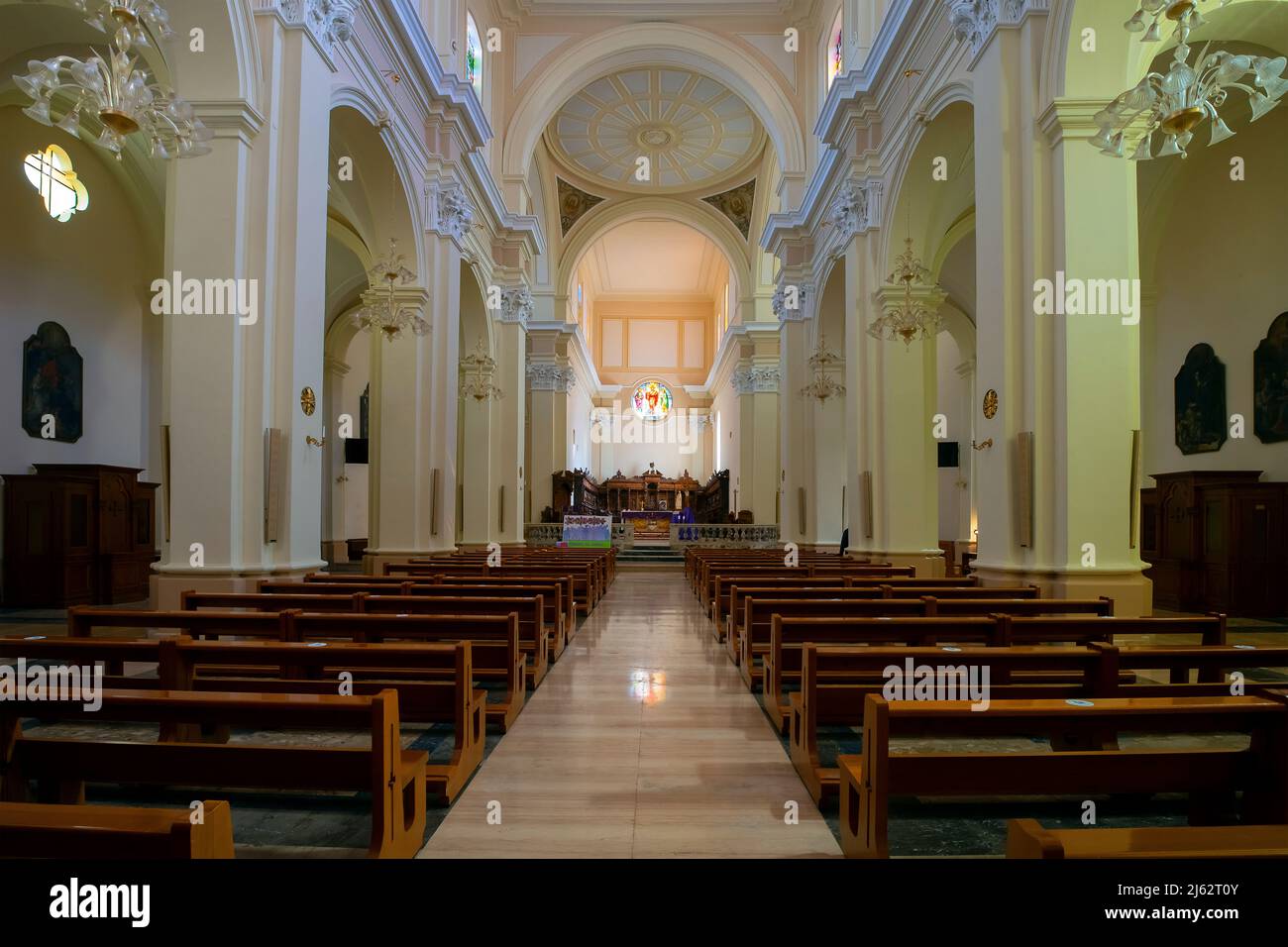All'interno del Duomo di Brindisi. Piazza Duomo nei pressi del Museo Archiologico di Brindisi, Puglia, Italia. Con le sue tre navate a croce latina. R Foto Stock All'interno del Duomo di Brindisi. Piazza Duomo nei pressi del Museo Archiologico di Brindisi, Puglia, Italia. Con le sue tre navate a croce latina. R Foto Stock