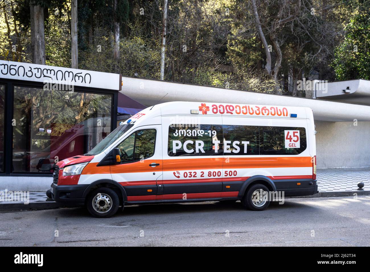 Centro mobile di test PCR durante la pandemia di Corona a Tbilisi, Georgia Foto Stock