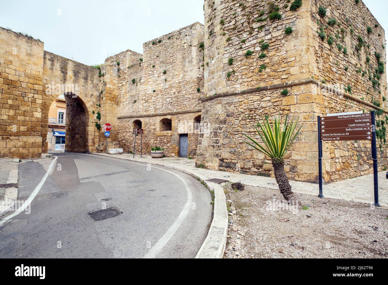Porta Napoli o porta Masagne; sec XVI, Castello Svevo, sec. XIII, Brindisi, Puglia, Italia. Foto Stock