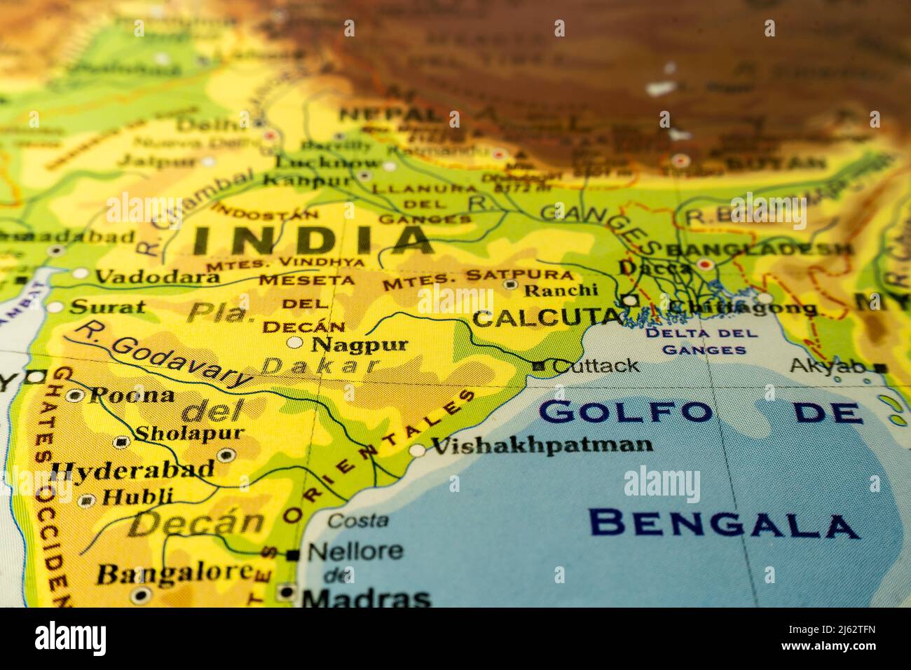 Primo piano mappa orografica del Bangladesh, del delta del Gange e dell'India nord-occidentale, con riferimenti in spagnolo. Cartografia concettuale, Viaggi, geografia. Diverso Foto Stock