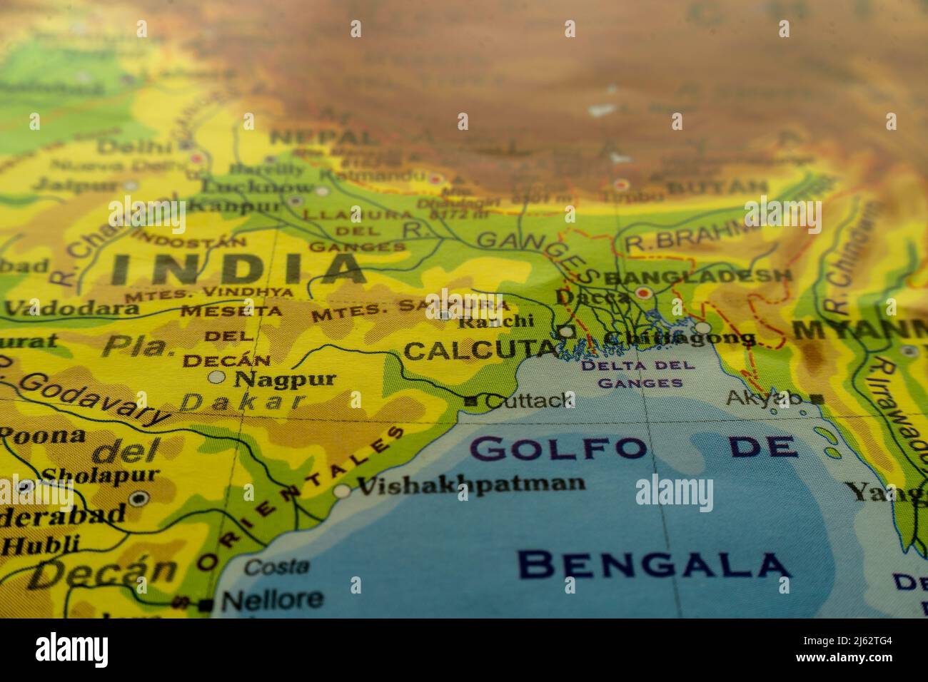 Primo piano mappa orografica del Bangladesh, del delta del Gange e dell'India nord-occidentale, con riferimenti in spagnolo. Cartografia concettuale, Viaggi, geografia. Diverso Foto Stock