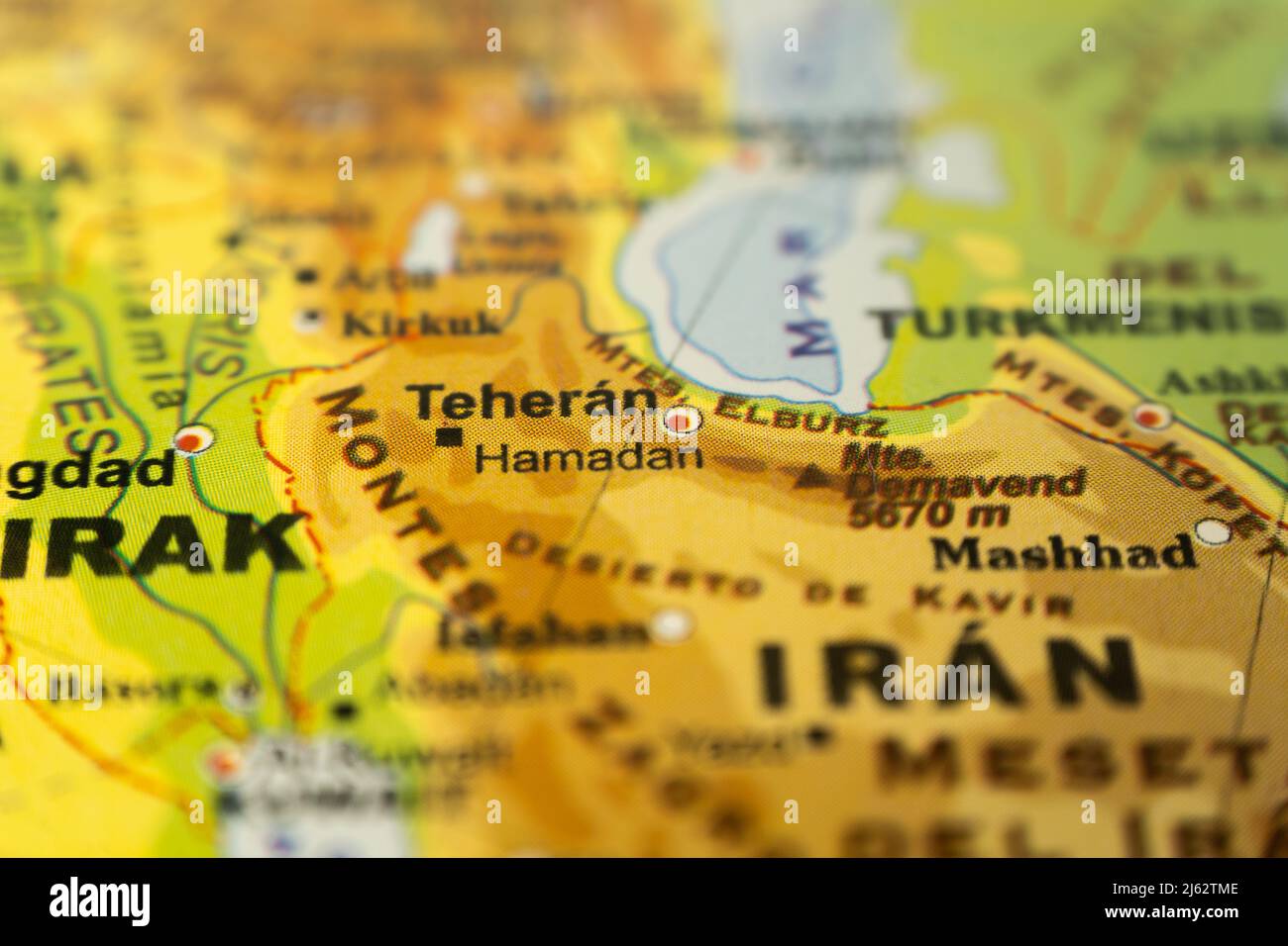 Primo piano della mappa orografica dell'Iran con Teheran come centro, con riferimenti in inglese. Cartografia concettuale, Viaggi, turismo, geografia. Differenze Foto Stock