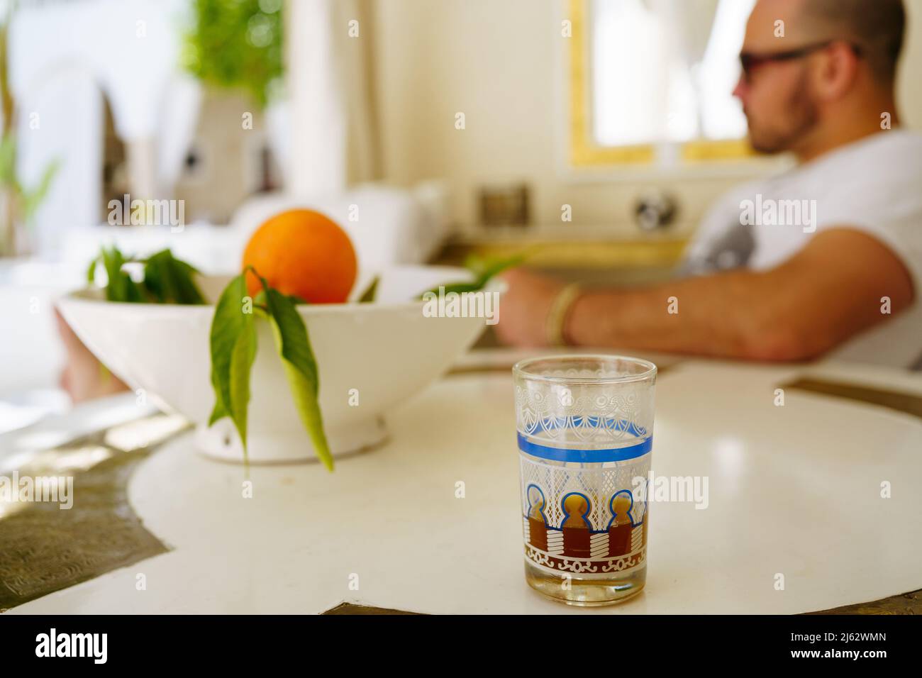 Tè marocchino e frutta d'arancia in vaso nel Riad marocchino Foto Stock