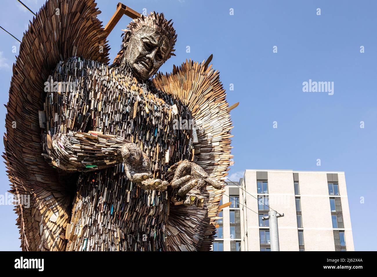 Hanley-Stoke-on-Trent, Staffordshire-Regno Unito Aprile 24,2022 l'acclamata statua di Knife Angel trascorse la maggior parte di Aprile a Smithfield One Foto Stock