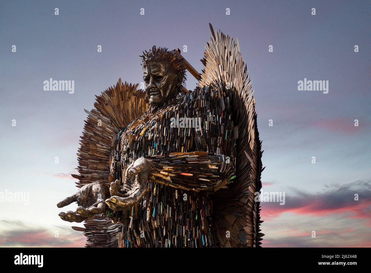 Hanley-Stoke-on-Trent, Staffordshire-Regno Unito Aprile 24,2022 l'acclamata statua di Knife Angel trascorse la maggior parte di Aprile a Smithfield One Foto Stock