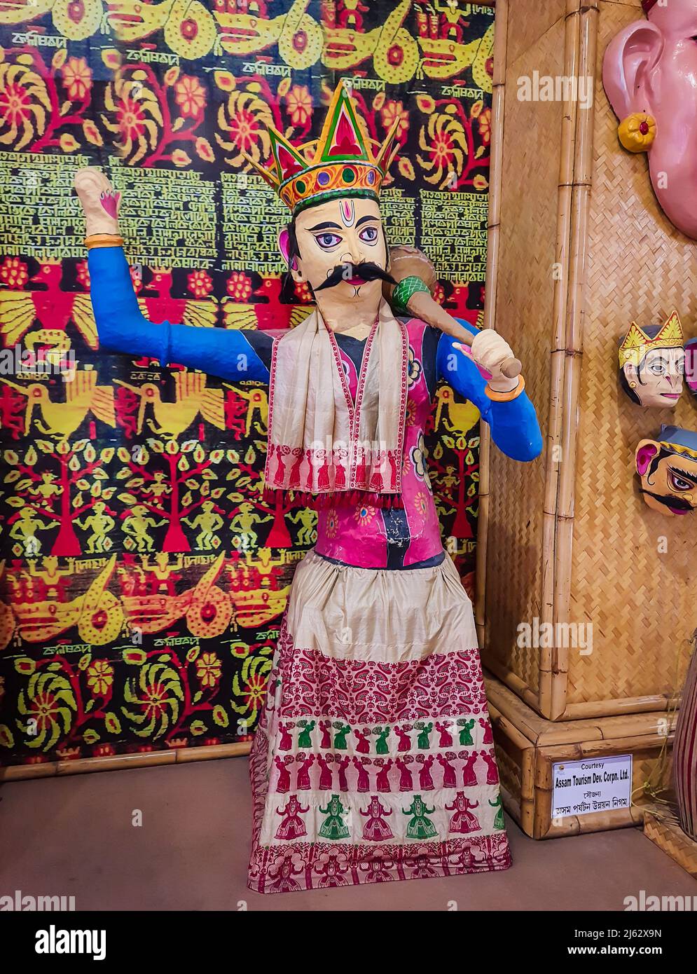 Tradizionale idolo di bambù colorato locale da angolo piatto al mattino immagine è preso a guwahati ariport guwahati india il 14 2022 aprile. Foto Stock