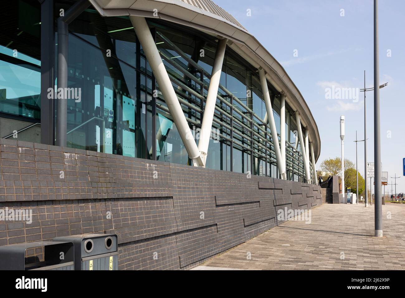 Hanley-Stoke-on-Trent, Staffordshire-Regno Unito Aprile 21,2022 Stazione degli autobus di Hanley con il suo futuristico design in metallo Foto Stock