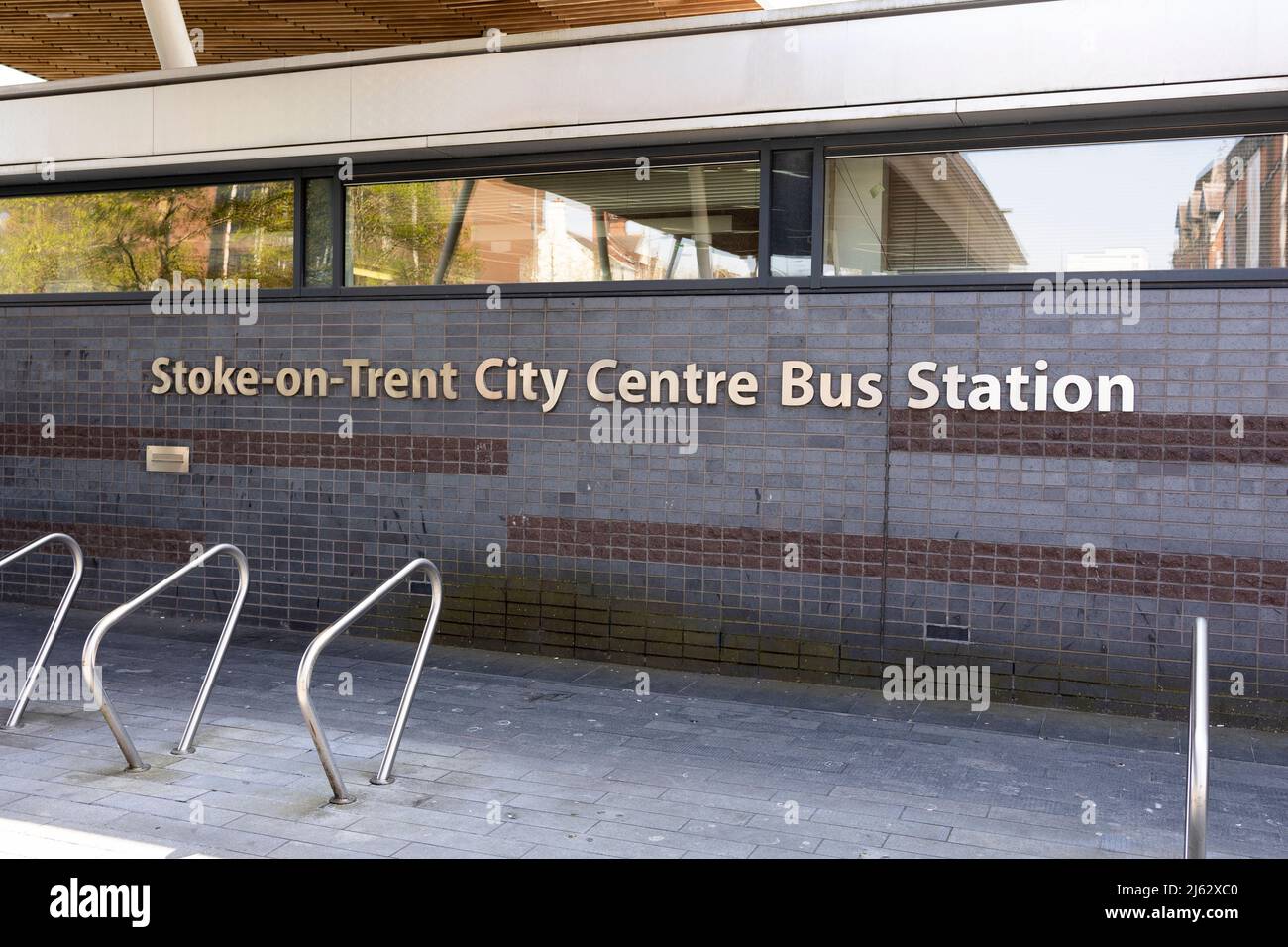 Hanley-Stoke-on-Trent, Staffordshire-Regno Unito Aprile 21,2022 Stazione degli autobus di Hanley con il suo futuristico design in metallo Foto Stock