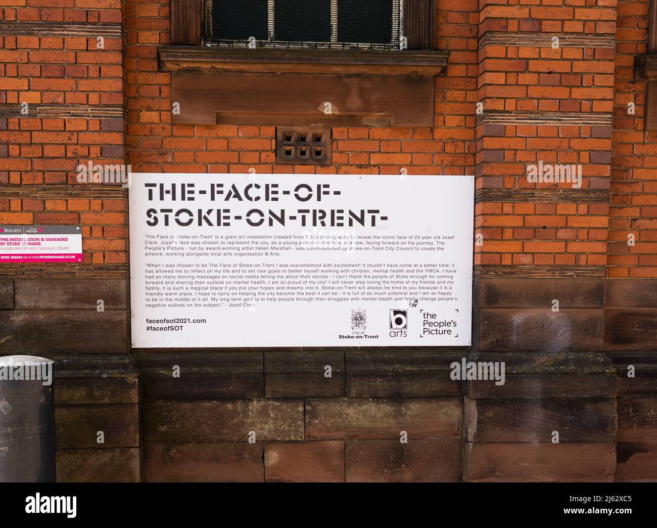 Hanley-Stoke-on-Trent, Staffordshire-Regno Unito Aprile 21,2022 il volto di Stoke on Trent un'installazione d'arte gigante ad Hanley un volto fatto di foto Foto Stock