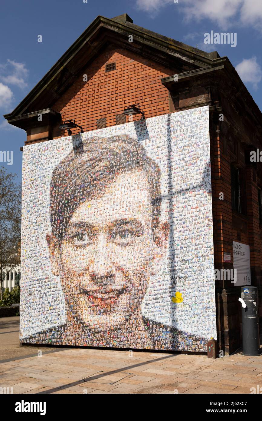 Hanley-Stoke-on-Trent, Staffordshire-Regno Unito Aprile 21,2022 il volto di Stoke on Trent un'installazione d'arte gigante ad Hanley un volto fatto di foto Foto Stock