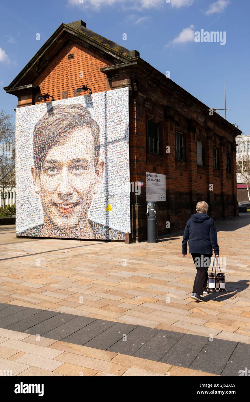 Hanley-Stoke-on-Trent, Staffordshire-Regno Unito Aprile 21,2022 il volto di Stoke on Trent un'installazione d'arte gigante ad Hanley un volto fatto di foto Foto Stock