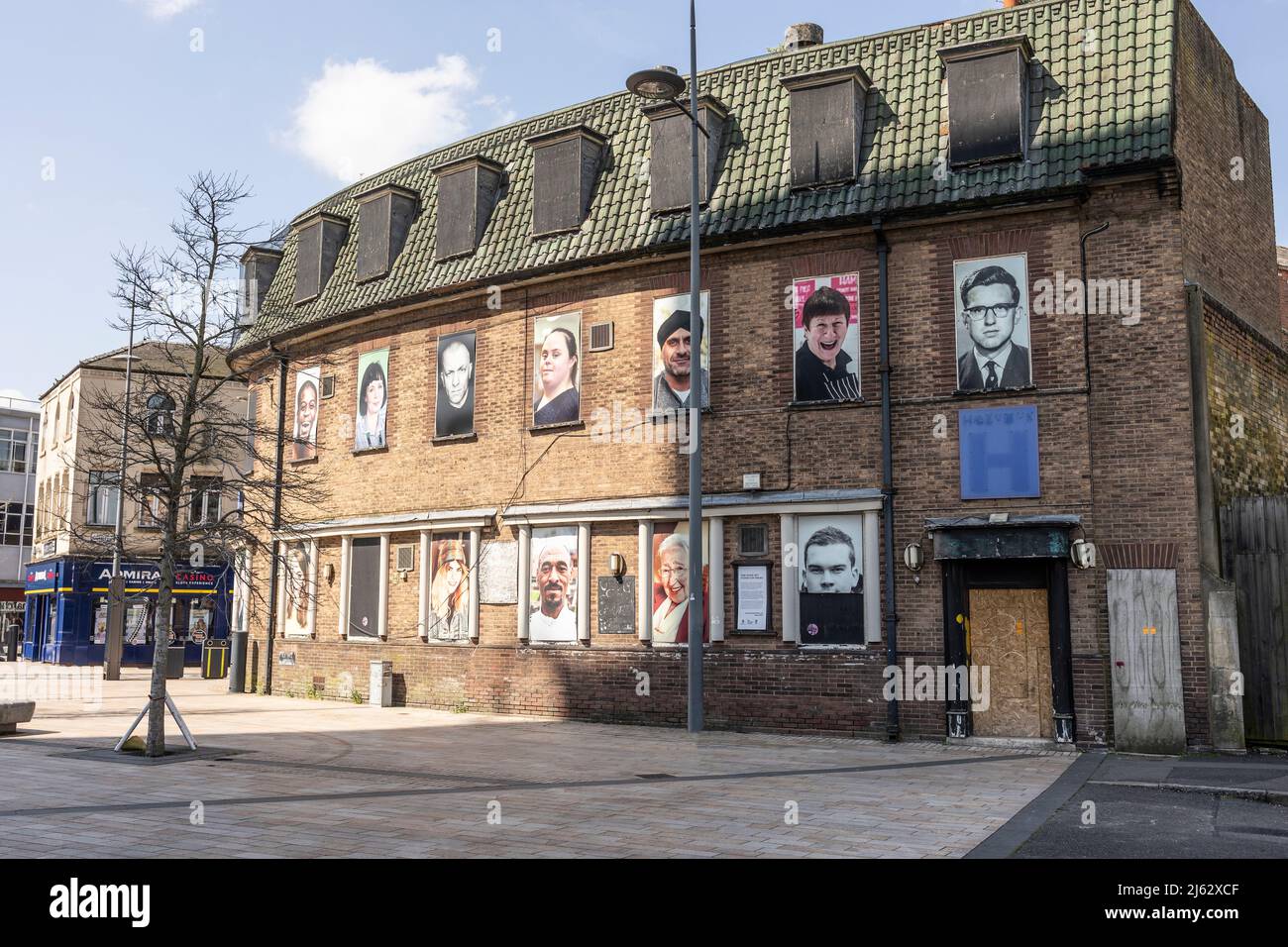 Hanley-Stoke-on-Trent, Staffordshire-Regno Unito Aprile 21,2022 il volto di Stoke on Trent un'installazione d'arte gigante ad Hanley un volto fatto di foto Foto Stock