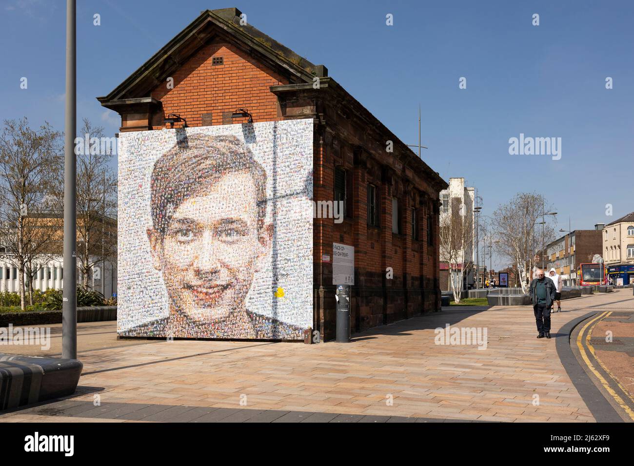 Hanley-Stoke-on-Trent, Staffordshire-Regno Unito Aprile 21,2022 il volto di Stoke on Trent un'installazione d'arte gigante ad Hanley un volto fatto di foto Foto Stock