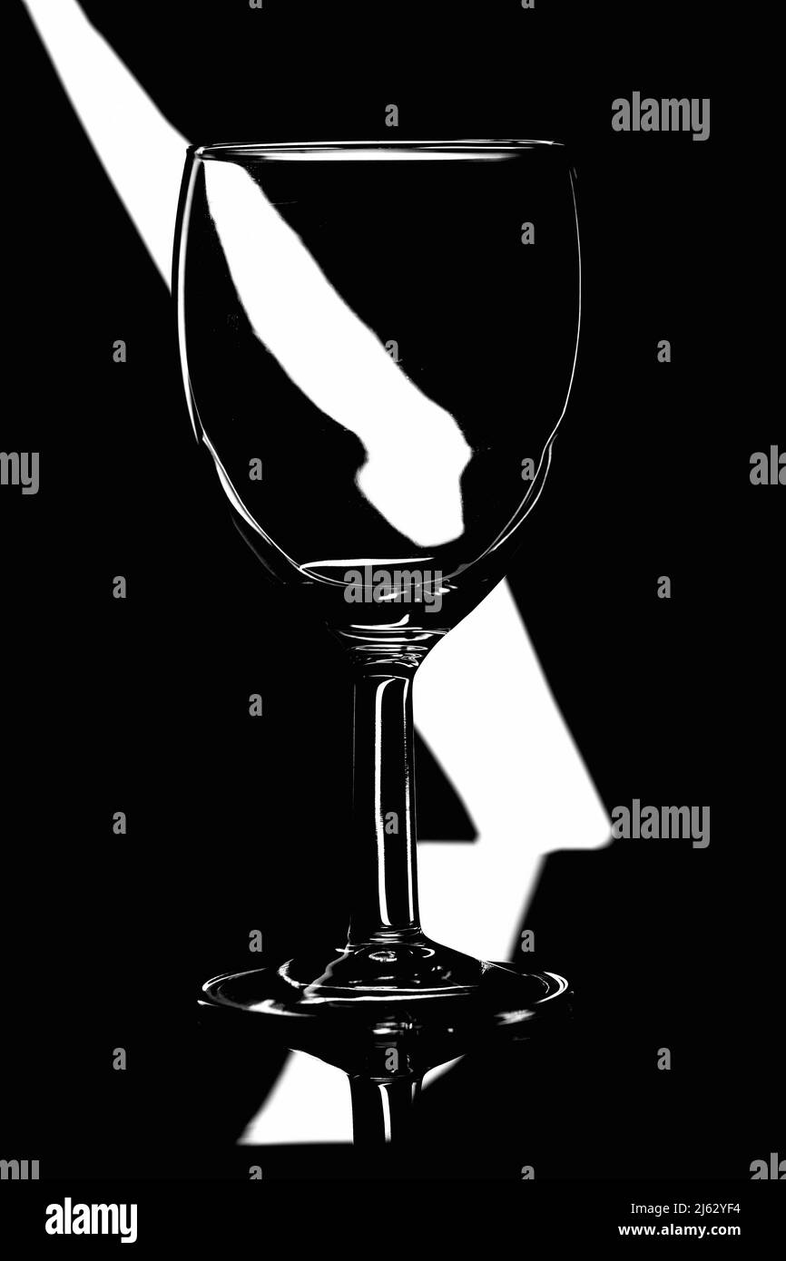 fotografie di vetro e vetreria da vino utilizzando un'unica luce e uno sfondo nero Foto Stock
