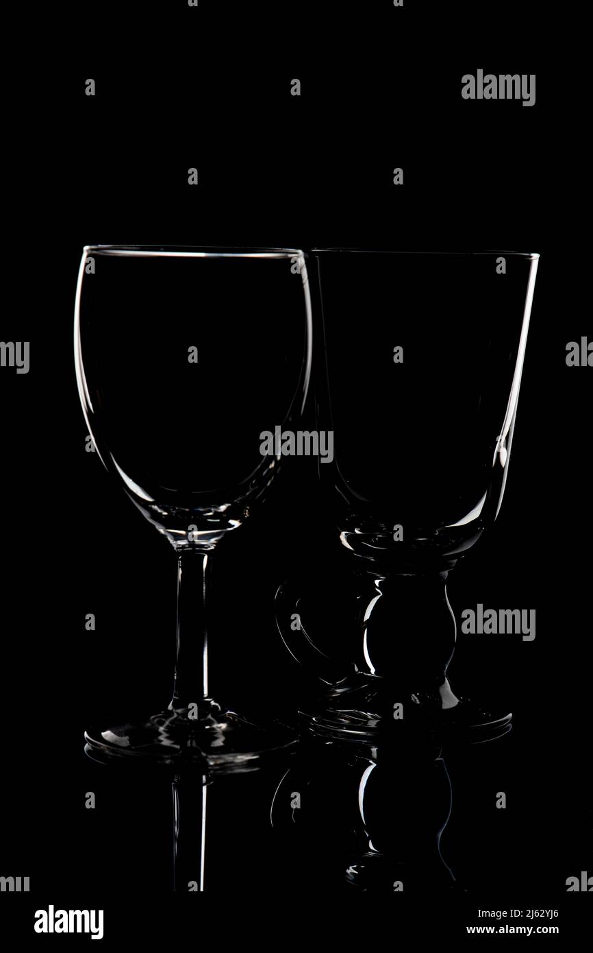 fotografie di vetro e vetreria da vino utilizzando un'unica luce e uno sfondo nero Foto Stock