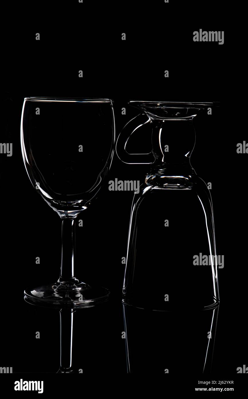 fotografie di vetro e vetreria da vino utilizzando un'unica luce e uno sfondo nero Foto Stock