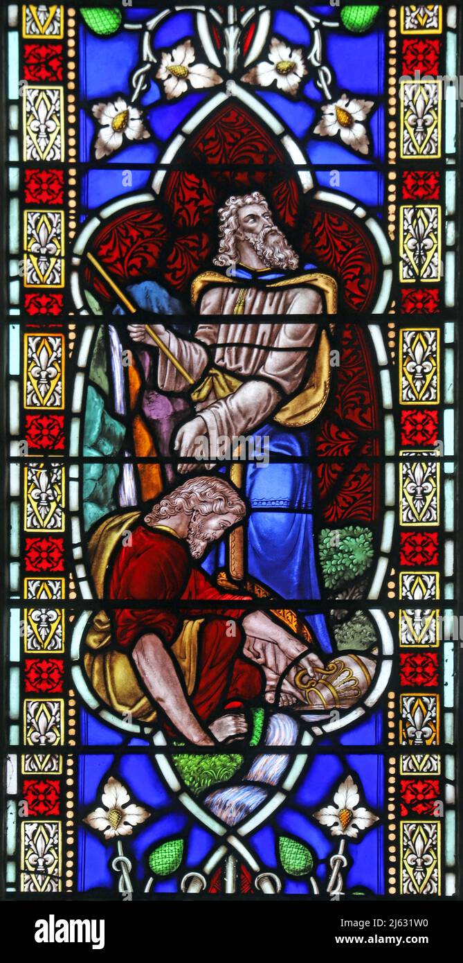 Una vetrata di William Warrington, St Mary's Church, Snettisham, Norfolk. Tipi di Antico Testamento. Mosè scinde la roccia Foto Stock