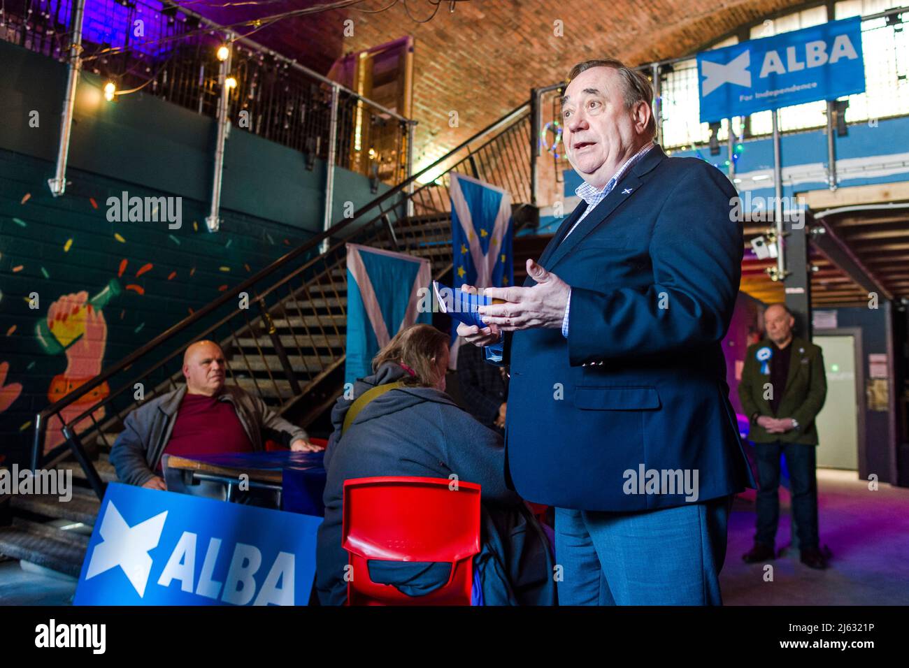 Il leader del partito Alba Alex Salmond guida il lancio del libro Alba's Wee Alba a Leith Arches con i futuri consiglieri a Edimburgo. Credito: Euan Cherry Foto Stock