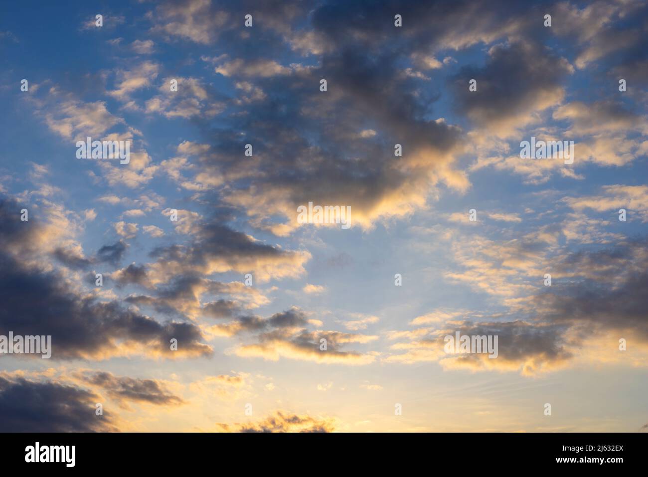 Nuvola cielo sera cielo cielo e le nuvole come il sole tramonta Regno Unito Foto Stock