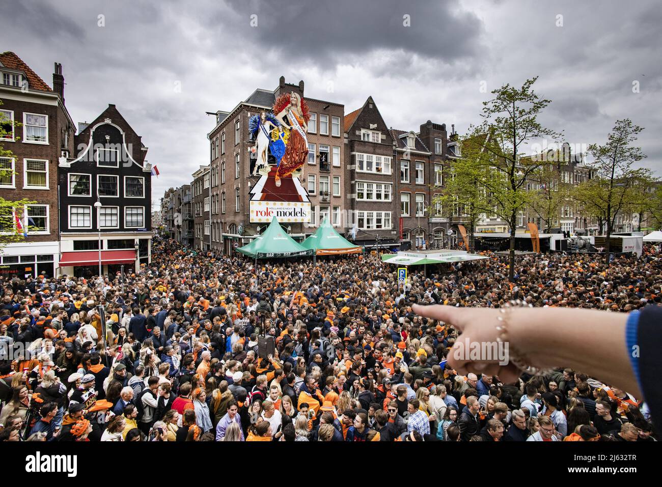 2022-04-27 14:47:07 AMSTERDAM - rivelatori nel Giordano ad Amsterdam. Dopo due anni in cui la Giornata del Re doveva essere celebrata su piccola scala a causa della pandemia della corona, la festa viene celebrata su grande scala anche quest'anno. ANP RAMON VAN FLYMEN olanda OUT - belgio OUT Foto Stock