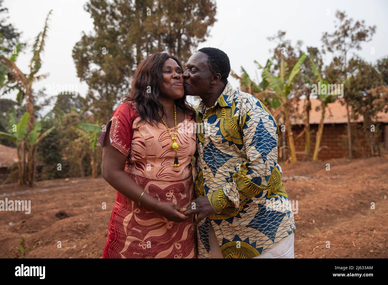 Una coppia africana anziana bacia, momento romantico e appassionato tra i partner Foto Stock