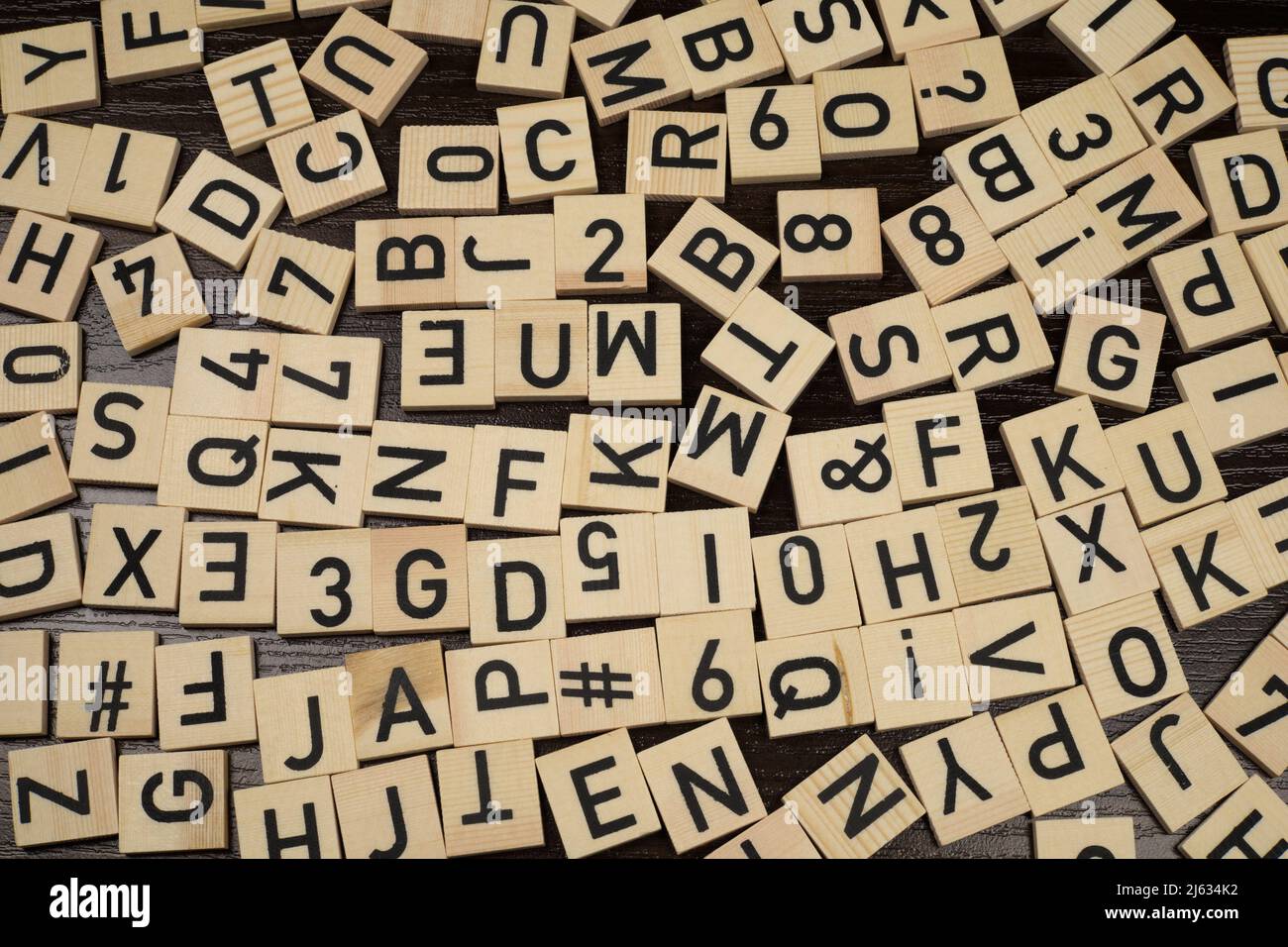 La scrittura di articoli. Dalla pila di lettere per creare il testo per la  stampa. Lettere di legno su un sfondo di legno. La vista dall'alto Foto  stock - Alamy